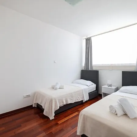 Two Bedroom Dunatov With Private Parking *