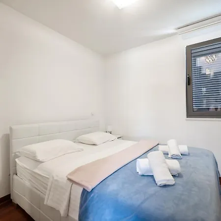 Two Bedroom Dunatov With Private Parking *
